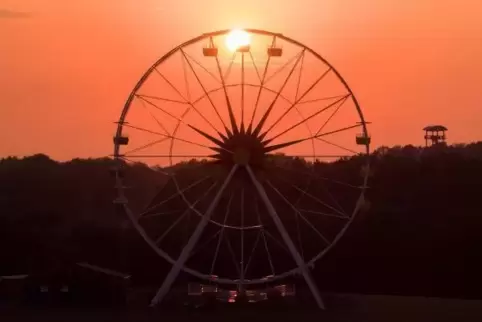 Riesenrad vor Bergkulisse: Das können Gäste bald auch in Annweiler erleben.  SymbolFoto: dpa