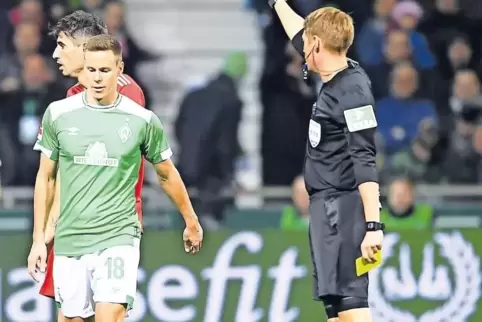 Und raus bist du: Schiri Christian Dingert hat die Gelbe noch in der Hand und zeigt Werder Bremens Niklas Moisander im Spiel geg