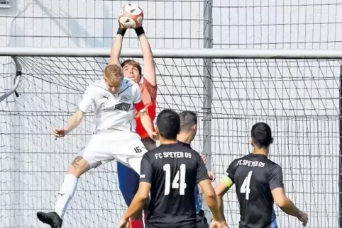 Zur Stelle: Speyers Torwart Christoph Böhm (Zweiter von links) im Mai im Auswärtsspiel in Hauenstein.