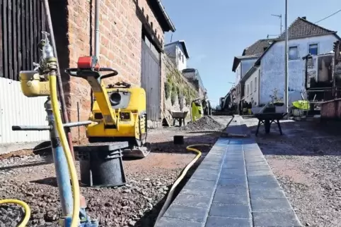 Ende Mai soll der letzte von vier Bauabschnitten fertig sein. Dann ist die Dorfstraße in Iggelbach komplett saniert.