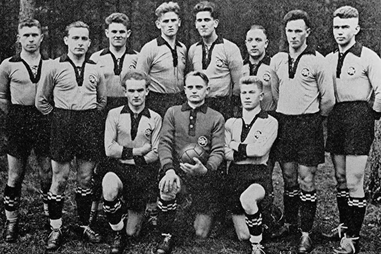 Stolze Meisterkicker: Diese Mannschaft des SC Hauenstein sicherte sich 1931 den Pfalzmeister-Titel. Die historische Aufnahme zei