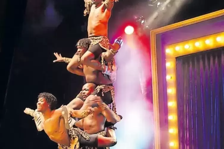 Eine afrikanische Akrobatikgruppe gehört zum Programm des Circus Gebrüder Barelli auf dem Pirmasenser Messplatz.