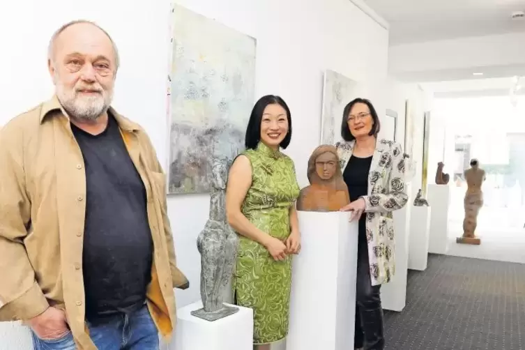 Zeigen gemeinsam ihre Werke in Grünstadt: (von links) Karl Seiter, Hui-Ling Yang und Barbara Schauß.
