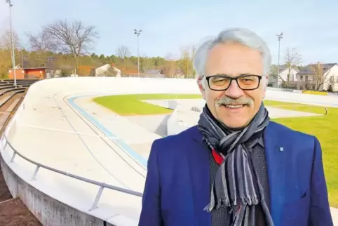 Peter Eberhard vor der Dudenhofener Radrennbahn: Sie ist für den scheidenden Ortsbürgermeister ein schönes Sinnbild für seine Am
