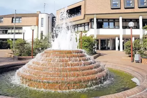 Im Sommer braucht es manchmal eine Abkühlung. Damit die Mutterstadter Politiker und Verwaltungsleute dafür nicht in den Brunnen 