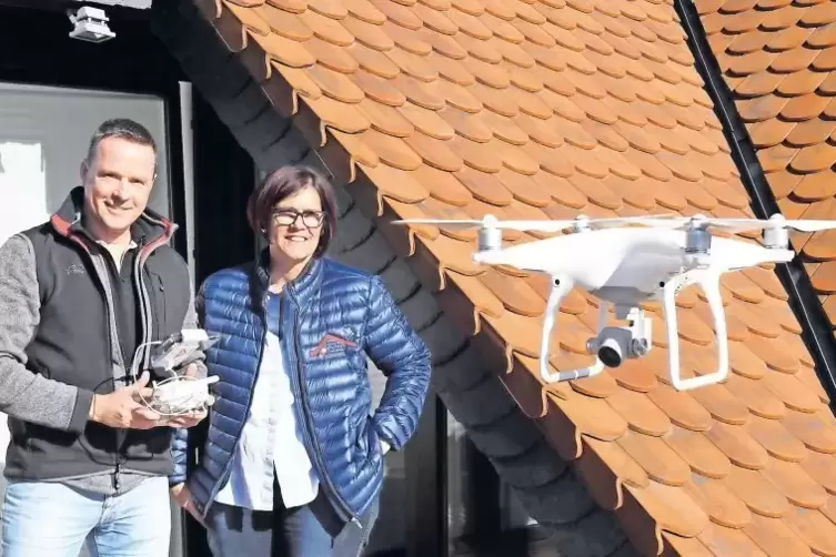 Ralf Walther und seine Tante Petra Dick-Walther mit dem digitalen Helfer Drohne auf dem Betriebsgelände im Dürkheimer Bruch.