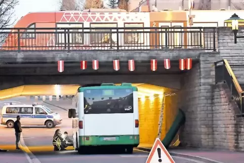 In der Nähe der Unfallstelle blieb ein Bus in der Eisenbahnunterführung in der Wasserhohl stecken.