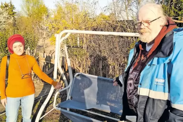 Der Einbrecher hat im Garten von Ayse Tas (51) die Sitzgelegenheit zerschnitten. Auch Peter Semler (67) ist fassungslos.