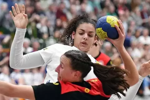 Leonie Dreizler kommt gegen die Französin Sarah Bouktit zum Wurf. Foto: MEHN