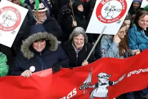 Die Kandeler „Omas gegen Rechts“ gingen vor Kurzem auch bei der Demo in Landau auf die Straße.  Foto: van