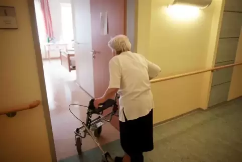 Einen freien Platz in einem Heim zu finden, das ordentliche Pflege zu einem angemessenen Preis bietet, ist nicht einfach.  Symbo