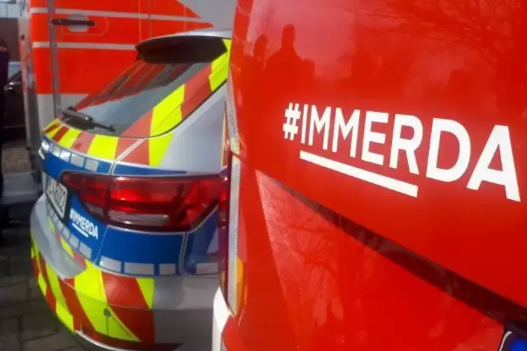 Auch Einsatzfahrzeuge von Polizei, Feuerwehr und Rettungsdiensten tragen den Slogan #IMMERDA. Foto: DPA 