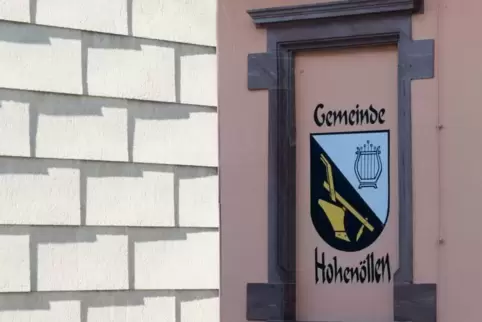 Das Hohenöller Dorfwappen zeigt einen Pflug und eine Harfe. Foto: m. hoffmann