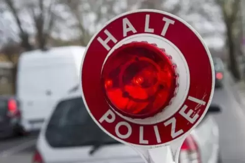 Die Polizei stellte bei der Kontrolle Anzeichen für einen Dorgenkonsum fest.  Foto: DPA