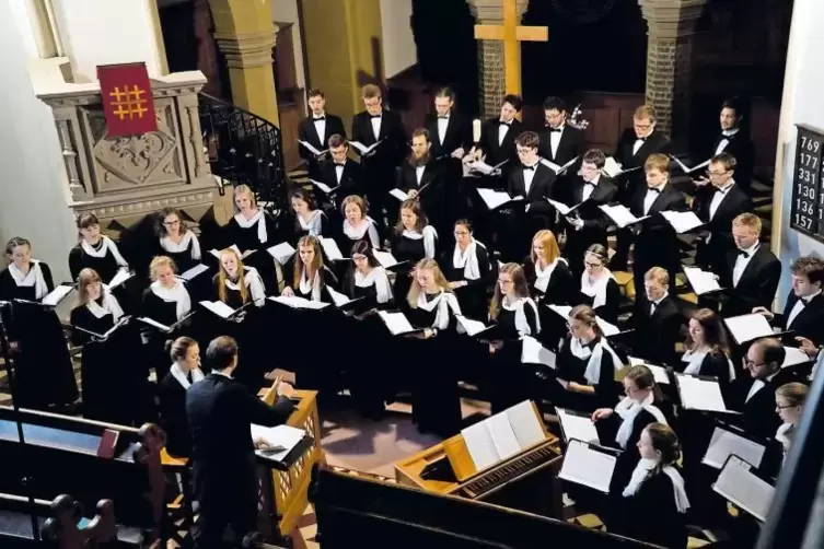 Die Evangelische Jugendkantorei bei einem Konzert in der evangelischen Kirche in Jettenbach. Morgen gibt der Chor das Eröffnungs