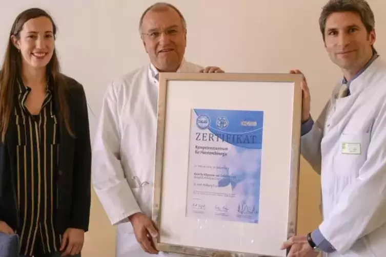 Mit dem neuen Zertifikat: Paula Wynne vom Qualitätsmanagement des Westpfalz-Klinikums, Chefarzt Wolfgang Fischer und Oberarzt Cl