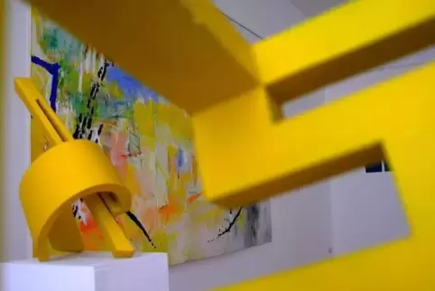 Gelbtöne vermitteln im Hauptraum mit den Plastiken von Martin Schöneich vor Manfred Plathes Gemälde sanfte Heiterkeit. Foto: Mar
