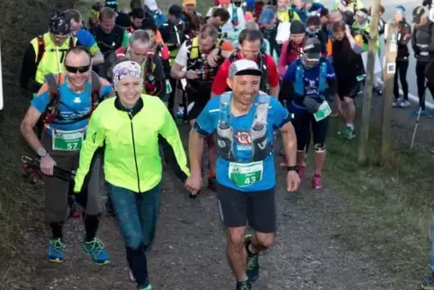 Noch ausgeruht: die Starter beim Bergland-trail am Freitagvormittag. Wieder mit dabei Vorjahressiegerin Hella Schmidt und ihr Le