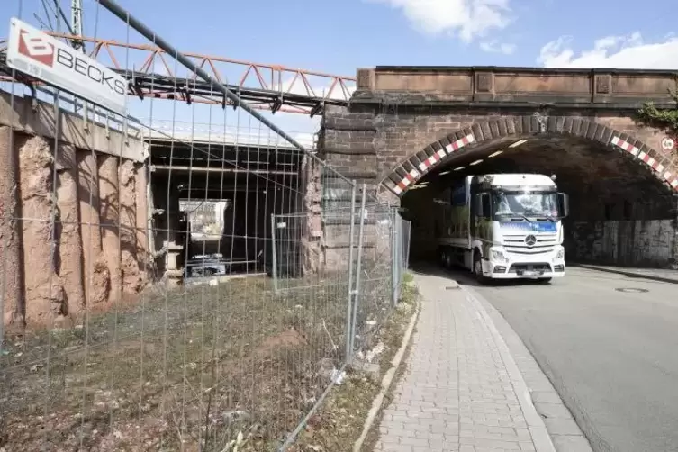 Die Arbeiten am Viadukt sollen von der DB Netz AG neu ausgeschrieben werden.  Foto: VIEW