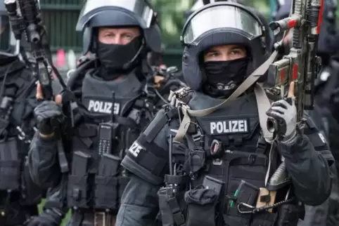 Die Polizei nahm zehn Personen fest. Hier sind Polizisten bei einer Anti-Terror-Übung zu sehen. Symbolfoto: DPA