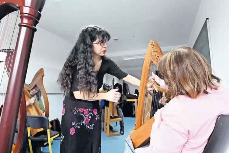 „Wir spielen mit den Fingerkuppen“: Corinna Schneider erklärt das Harfenspiel.