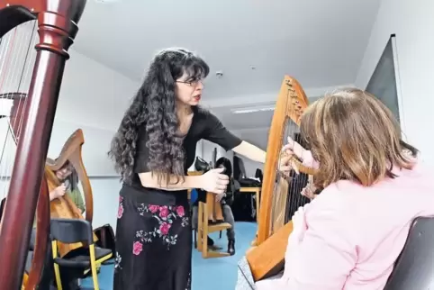 „Wir spielen mit den Fingerkuppen“: Corinna Schneider erklärt das Harfenspiel.