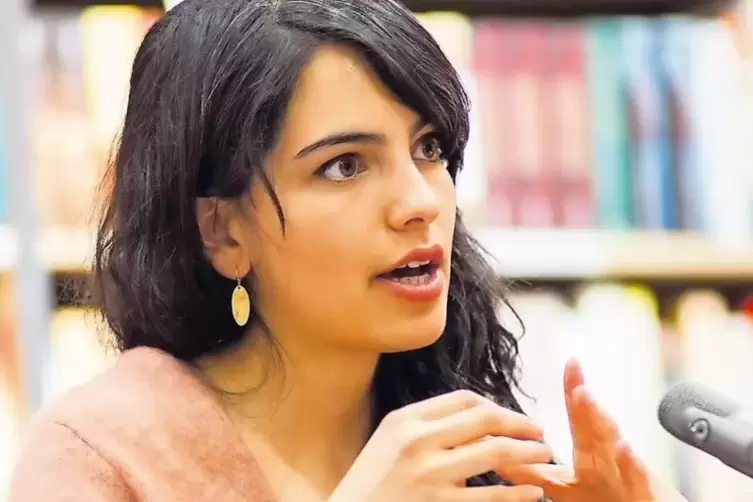 Die Amerikanerin Fatima Farheen Mirza stellt ihren Roman „Worauf wir hoffen“ in der Buchhandlung Thalia auf den Mannheimer Plank