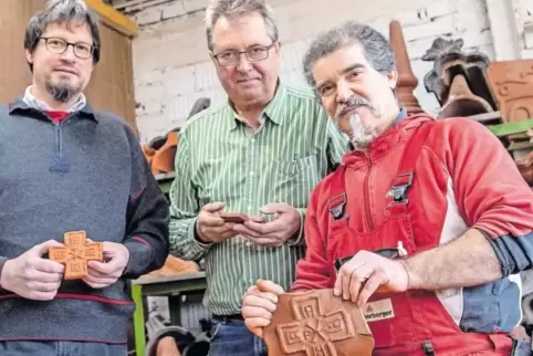 In der Dachziegelfabrik Wienerberger stellt Benito Pisano (rechts) pro Jahr rund 200 Brotstempel aus Ton und in Handarbeit her. 