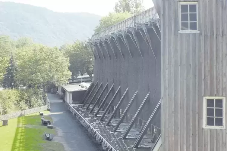 Über neun Meter hohe Schwarzdornwände der Gradierwerke im Salinental in Bad Kreuznach rieselt das Heilwasser.