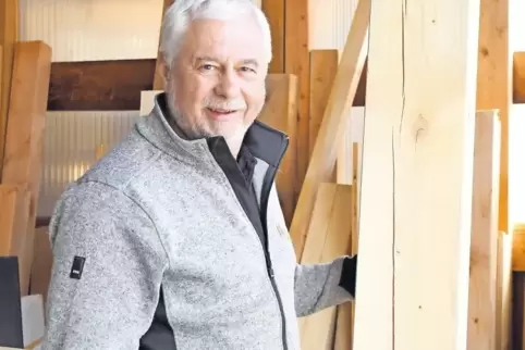 Auch neue Holzbalken haben schon Risse, sagt Peter Lintz.