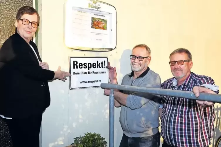 Vorstand mit Plakette (von links): Charlotte Walther, Thomas Hilzendegen und Dieter Weinmann.
