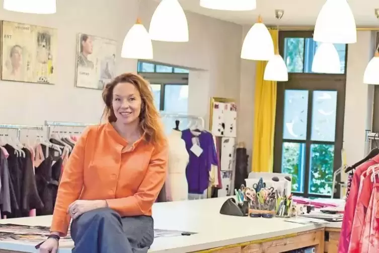 Italienische Stoffe, indische Seide, genäht wird in Mainz: Modedesignerin Anja Gockel in ihrem Atelier.