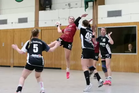 Aufsteigerin: Tanita Schall (am Ball) von der TG Waldsee im Heimspiel gegen Osthofen.  Foto: Lenz 