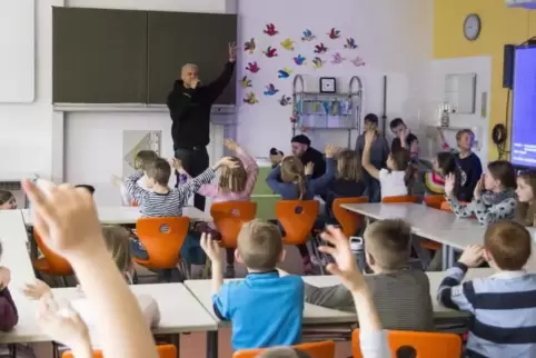 „Wie heißt deine Mutter?“ Wenn Kallstadter Grundschüler auf einen Rapper treffen, hat das so gar nichts mit harten Rap-Image zu 