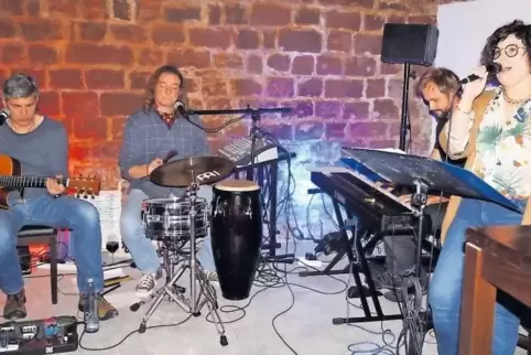 Die „Storytellers“ spielten bei ihrem ersten Konzert in Eddi’s Kellerei mit (von links) Mike Carter, Marc Kambach, Max Paul und 