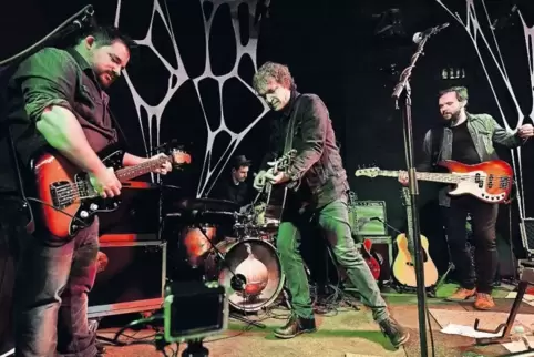 Tolles Zusammenspiel: Gitarrist Ross Bellenoit, Schlagzeuger Sven Hansen, Frontmann Joseph Parsons und Bassist Freddi Lubitz (vo