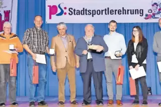 Den Ehrenbrief überreichte Oberbürgermeister Bernhard Matheis (3. von links) an Horst-Michael Rossel (4. von links). Die Stadtsp