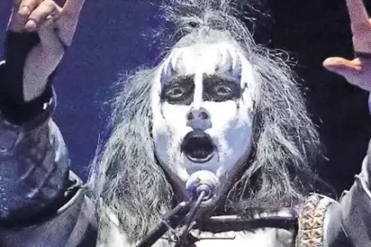 Fast wie das Original: Sänger Pocky „The Demon“ von der Kiss-Tribute-Band Kiss Forever in der Konzerthalle am Flugplatz.