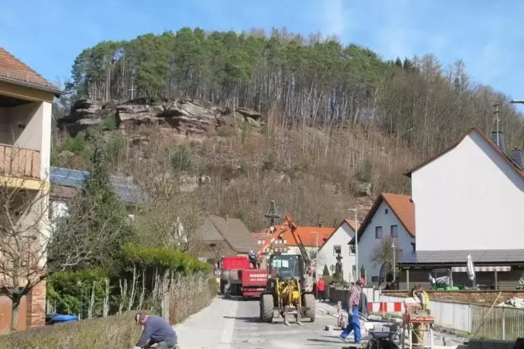  Fußgänger und Autofahrer ignorieren immer wieder die Baustellen-Absperrungen in Trulben. Foto: DANNER 