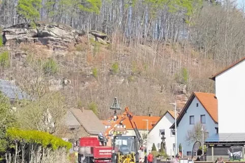 Niciht eingehalten werden Absperrungen zur Baustelle beim Ausbau der Straße „Im Brühl“ und beim Fußweg zur Trualbhalle. Die Aufn