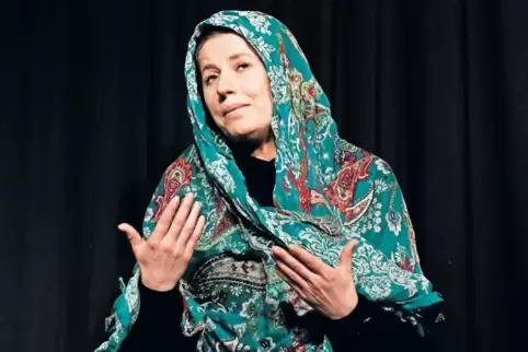 Kopf und Schultern in ein grün geblümtes Tuch gehüllt, berichtet Valentina Sadiku als Malala aus dem leben der pakistanischen Ak