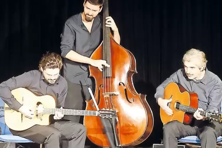 Joscho Stephan (links), hier mit seinem Trio, ziseliert raffinierte Phrasierungen an der Gitarre.