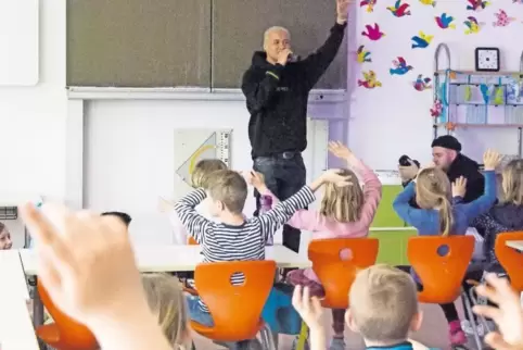 „Wie heißt deine Mutter?“ Wenn Kallstadter Grundschüler auf einen Rapper treffen, hat das so gar nichts mit hartem Rap-Image zu 
