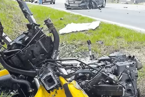 Der Motorradfahrer starb noch an der Unfallstelle.