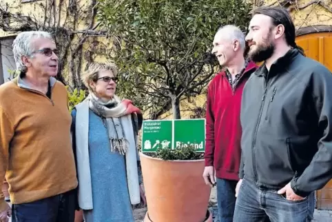 Hofübergabe: (von links) Fred Blaul, Ruth Zirker, Karlfried Eich und Benjamin Gräf.