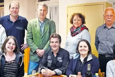 Von Clemens Bengert (links) ausgezeichnet: (von links unten) Marina Zettler, Rudi Tretter, Melanie Hirsch, Birgit Pfaff, (von li
