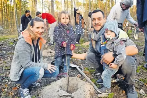 Baum pflanzen als Familien-Aktion: Sabrina und Thomas Giordano mit den Kindern Emilia (3) und Eliano (1).