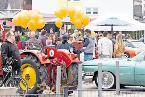 Sonnenschein, Luftballons und alte Autos: Die Oldtimer-Ausstellung kommt bei den Besuchern in Weilerbach gut an. Aber auch die G