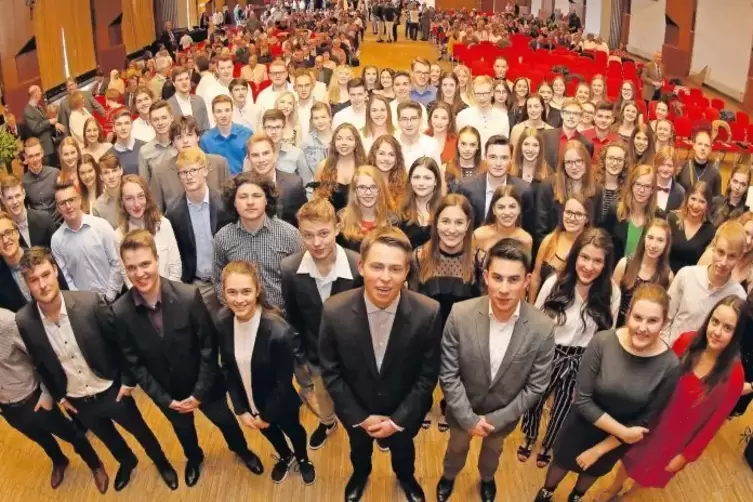 Und jetzt geht’s hinaus ins Leben: 95 Abiturienten haben am Leininger-Gymnasium in Grünstadt Abitur gemacht.