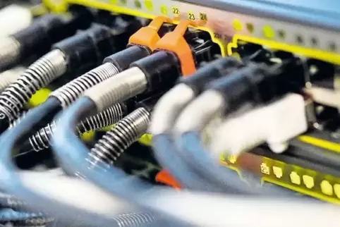 Raus aus der Steinzeit: In Mutterstadt soll die Netzwerkinstallation im Rathaus auf einen modernen Stand gebracht werden.